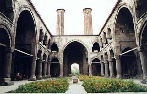 Tarihi Çifte Minareli Medrese yanında temizleme kazısı başlatıldı!