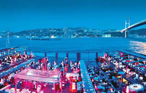 Reina'nın patronu: Reina Kilyos Plajı değil ki ceketimizi alıp çıkalım!