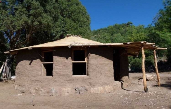 Doğada bin 500 TL ye ev inşa etti!