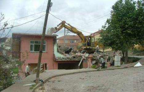 Derince'de iki kaçak bina yıkıldı!