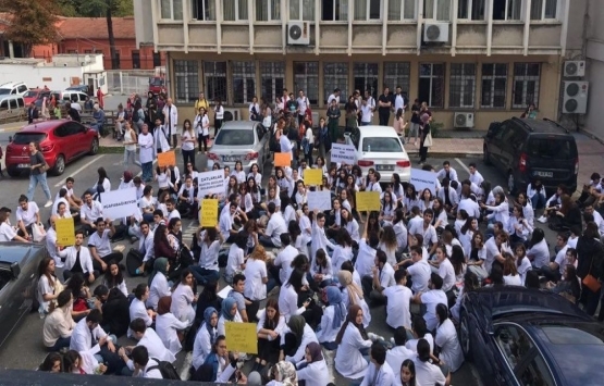 İstanbul Üniversitesi öğrencilerinden 'hasarlı bina' eylemi!