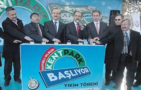 Uşak'ta Kent Park için ilk kazma vuruldu!