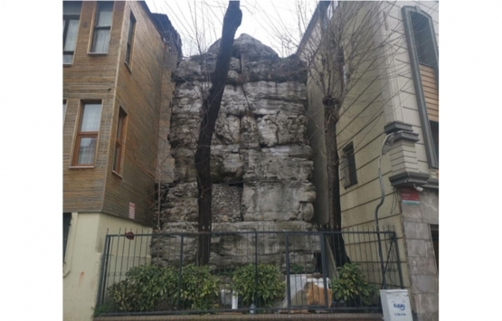 Tarihi Avrat Taşı iki bina arasında yok oluyor!