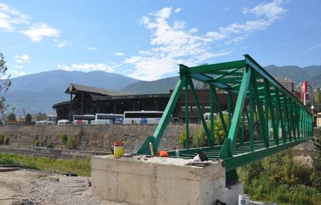 Erzurumda bir kadın eşinin vasiyeti üzerine yaşadığı mahalleye köprü yaptırıyor!