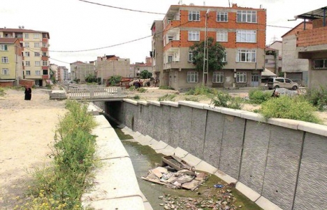 Avcılar Yeşilkent'teki dere tehlike saçıyor!