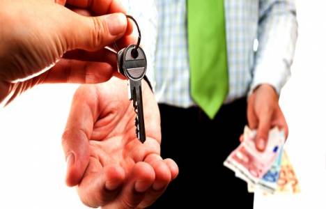 Yüksek kur ve faizden ilk darbeyi konut ve otomotiv aldı!