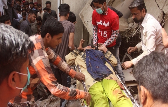 Pakistan da 5 katlı bina çöktü!