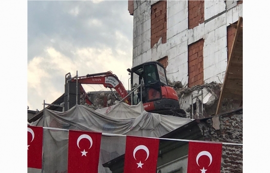 ﻿Zonguldak'ta binanın 4’üncü katına çıkan iş makinesi görenleri şaşırttı!