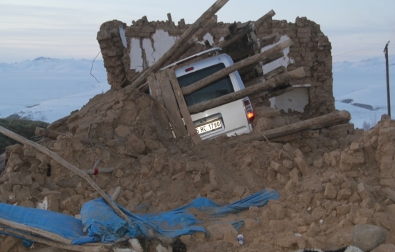 Van da depremde yıkılan binaların enkazı kaldırılıyor!