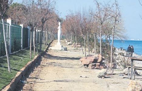 İzmir İnciraltı'da kaçak duvar örüldü!