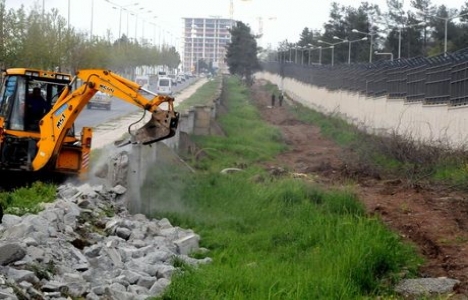 Diyarbakır'da 7'inci Kolordu Komutanlığı ihate duvarı geri çekildi!