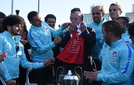 Ağaoğlu, Ampute Milli Futbol Takımı na dairelerini verdi!