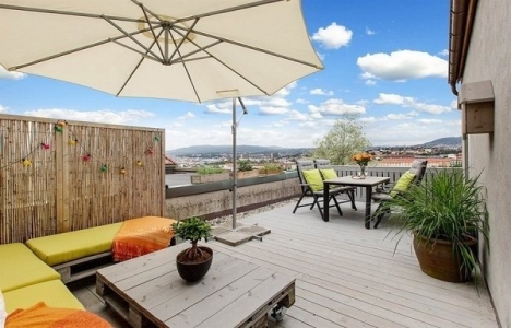 Yıkılmak istenen evin içi görenleri büyülüyor!