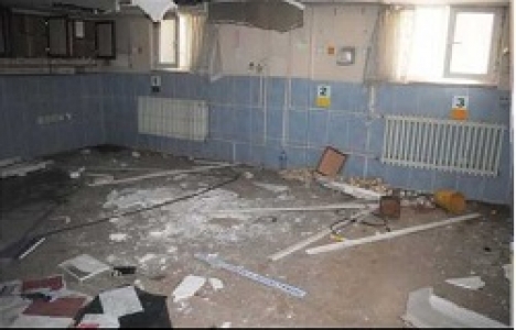 Karacabey Devlet Hastanesi'nin eski A bloğu harabe içinde!