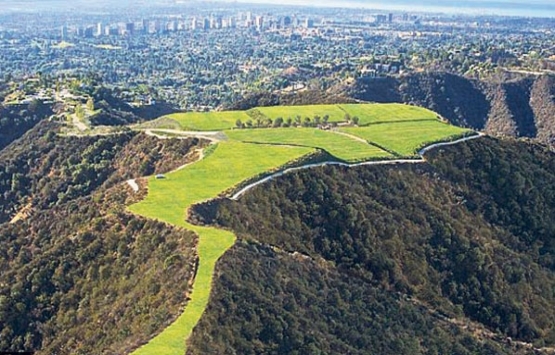 Beverly Hills’te 1 milyar dolara satılık tepe!