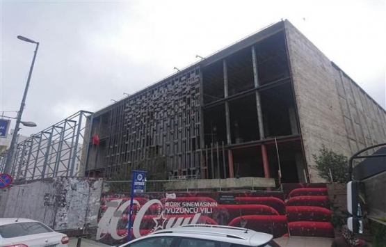 AKM nin ön cephesi sökülüyor!