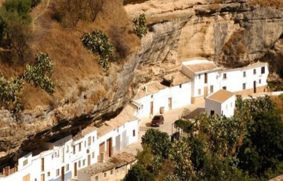 İspanya da dev kayalığın altına 3 bin nüfuslu köy kurdular!