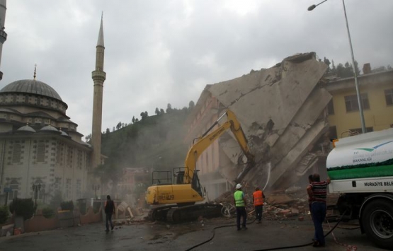 Rize'de dere yatağına inşa edilen bina yıkılıyor!