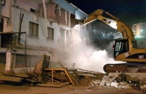 Roma Antik Tiyatrosu'ndaki son yapı yıkıldı!