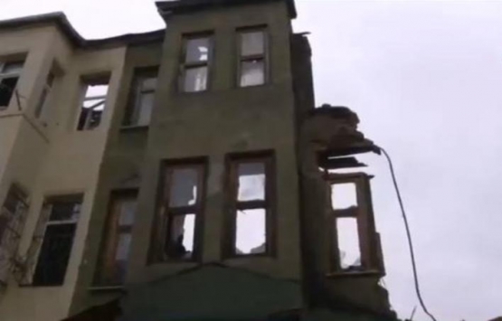 Yedikule de bir bina çöktü!