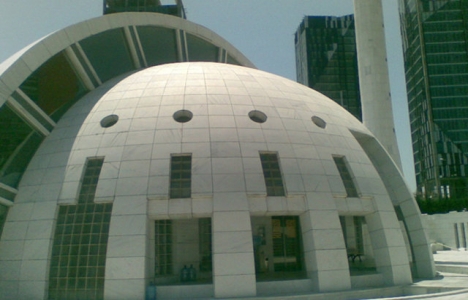 İşte modern mimarinin çizgilerini taşıyan sıradışı camiler!