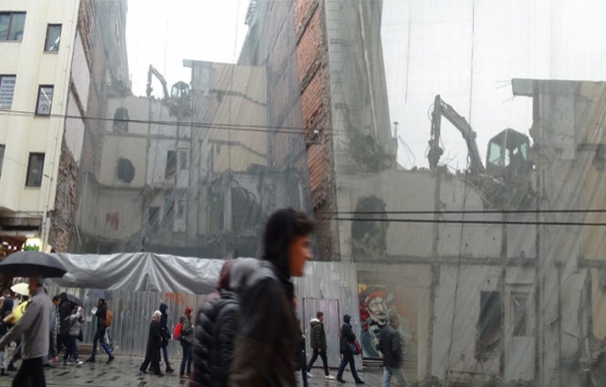 İstiklal de yıkılan bina caddeyi toz bulutuyla kapladı!