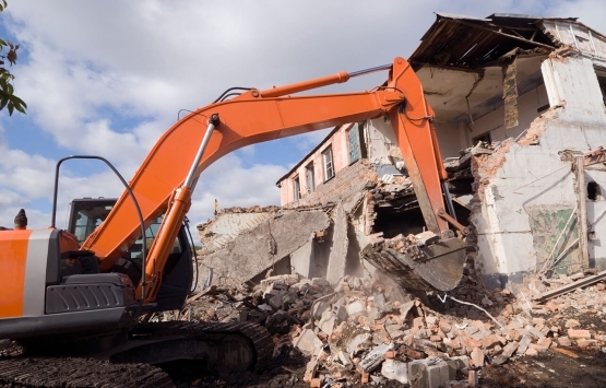 Ümraniye de 14 katlı binanın istinat duvarı çöktü!