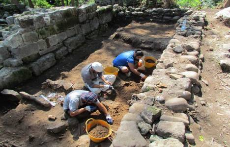 700 yıllık Karamanoğulları sarayı toprak üstüne çıkarıldı!