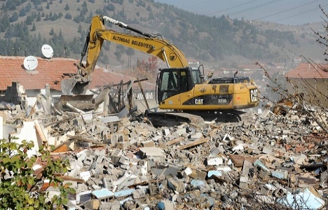 Çorlu'da futbol sahasına yapılan 10 gecekondu yıkıldı!