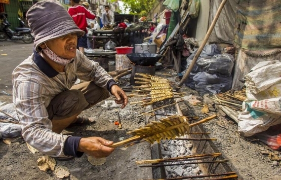 Kamboçya da eski binada kendi devletlerini kurdular!