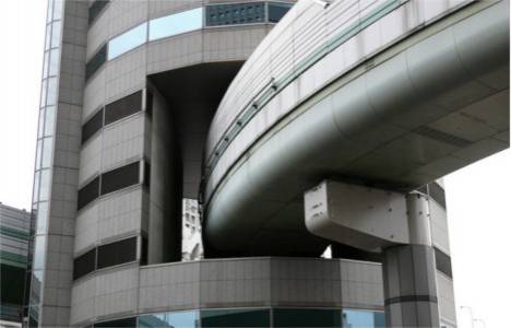 Japonya daki Gate Tower binasının içinden otoyol geçiyor!