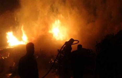 Kocaeli'de çıkan fabrika yangınını söndürme çalışmaları devam ediyor!