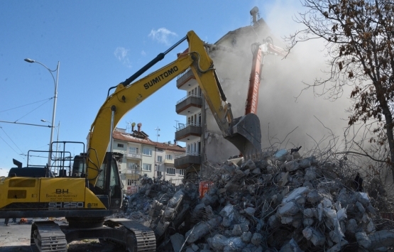 Malatya da depremde ağır hasar alan bina yıkılıyor!
