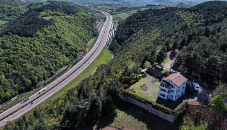 Sosyal medya bu evi konuşuyor! Dağın zirvesindeki 'yalnız ev' satılıyor! 