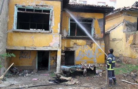 Bozüyük'te tarihi bir evde yangın çıktı!