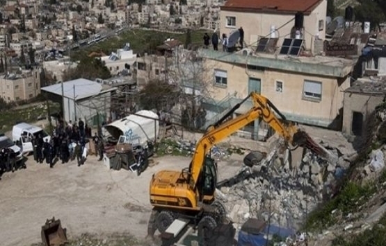 İsrail askerleri Batı Şeria’da Filistinlilere ait bir ev ile su deposunu yıktı!