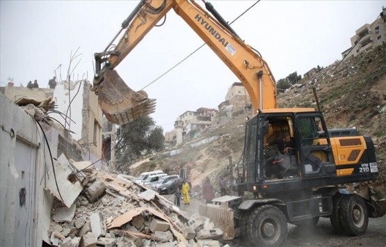 İsrail askerleri Batı Şeria da Filistinlilere ait evi yıktı!