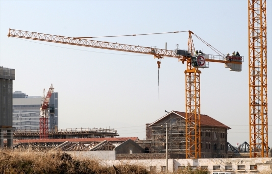 Maaşlarının ödenmesini isteyen inşaat işçileri, vinçte eylem yaptı!