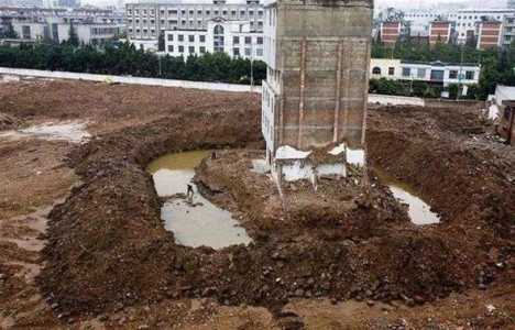 Çin de mezar inşaatın ortasında kaldı!