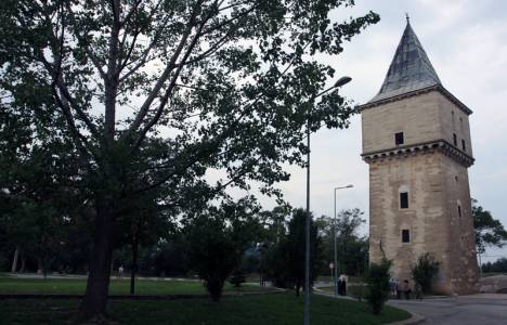  Fatih Köprüsü'ne sıkışan tır Adalet Kasrı'na zarar verdi!