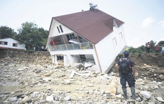 Düzce'de sel felaketi! Çok sayıda ev yıkıldı!