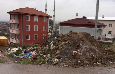 Alikahya'daki moloz yığınlarına vatandaşlardan tepki!