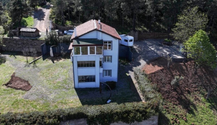 Sosyal medya bu evi konuşuyor! Dağın zirvesindeki yalnız ev satılıyor!