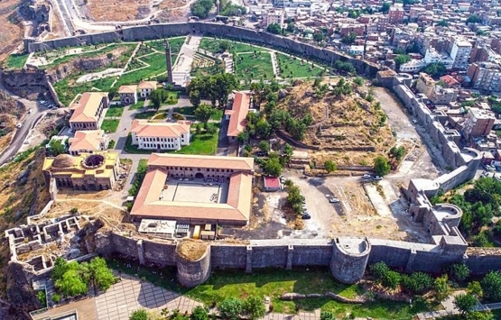 Diyarbakır Sur'da 700 bin TL'ye turistik villa satışı!