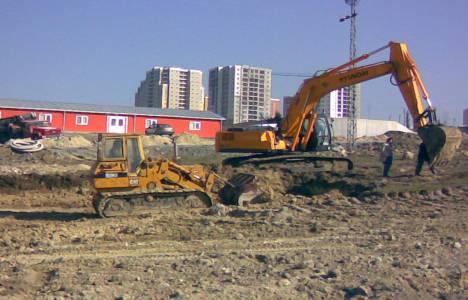 Antalya'da yapımı devam eden inşaatlar insanlar için tehdit oluşturuyor!