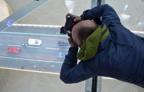 Londra nın simgesi Tower Bridge e cam zemin!