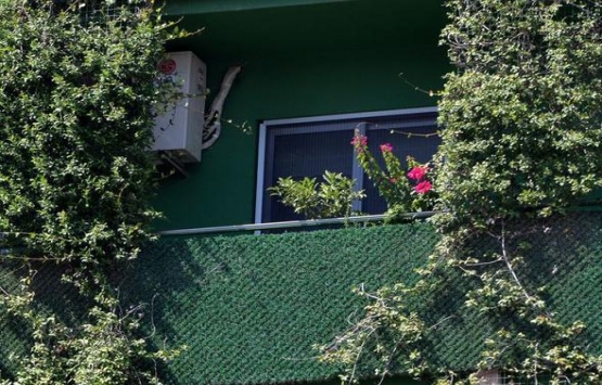 Adana daki sarmaşık bina görenleri şaşırtıyor!