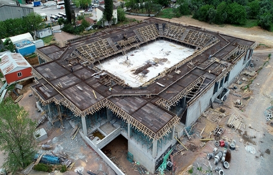 Darıca’nın dev spor salonunun tribün betonu döküldü!