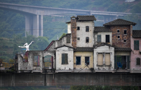 Çin deki sıra dışı köprü görenleri hayrete düşürüyor!