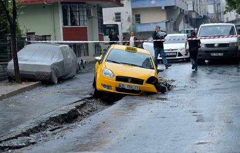 Küçükçekmece'de sağanak nedeniyle asfalt çöktü! 